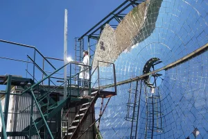 Four solaire de Mont-Louis, premier four solaire à double réflexion au monde