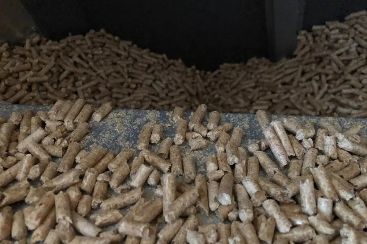 Un sac de 15 kg de granulés peut alimenter un poêle pendant 1 à 3 jours - © Ecosources